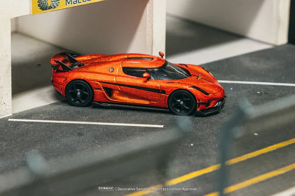 Koenigsegg Regera Orange Metallic Black Stripes - Tarmac Works GLOBAL64 1/64 diecast model view 2